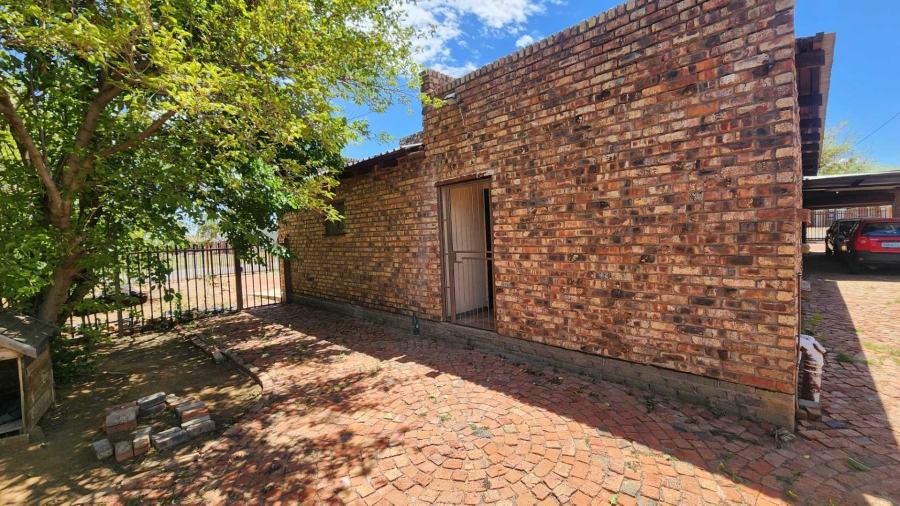 4 Bedroom Property for Sale in Lourierpark Free State